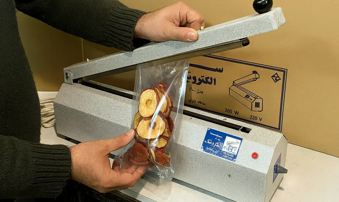بسته بندی حبوبات با استفاده از دستگاه دوخت پلاستیک