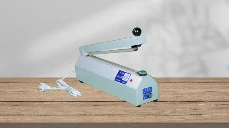 قبل از استفاده از دستگاه دوخت پلاستیک خانگی باید لبه‌های پلاستیک را تمیز و خشک کنید